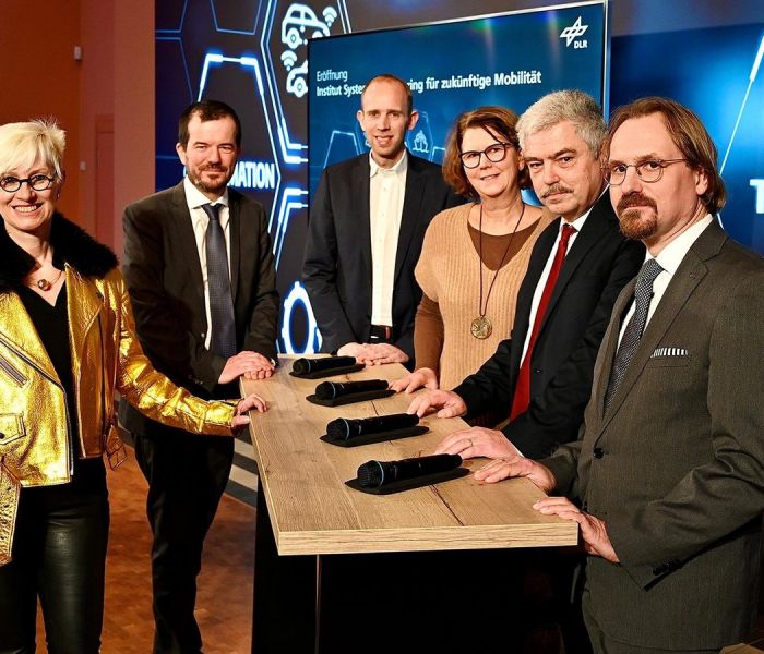 Prof. Dr.-Ing. Anke Kaysser-Pyzalla, die Vorstandsvorsitzende des DLR, traf sich mit Prof. Axel Hahn, dem Direktor des DLR-Instituts für Systems Engineering für zukünftige Mobilität, Dennis Rohde, einem Mitglied des Bundestags, und Susanne Menge, ebenfalls Mitglied des Bundestags, sowie Otto Alef und Dr. Michael Scharnberg vom Bundesministerium für Wirtschaft und Klimaschutz. (Foto: DLR.)