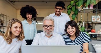 Fachwissen und Verantwortungsbewusstsein älterer Arbeitnehmer hoch (Foto: mauritius images. Westend61. Eugenio Marongiu)