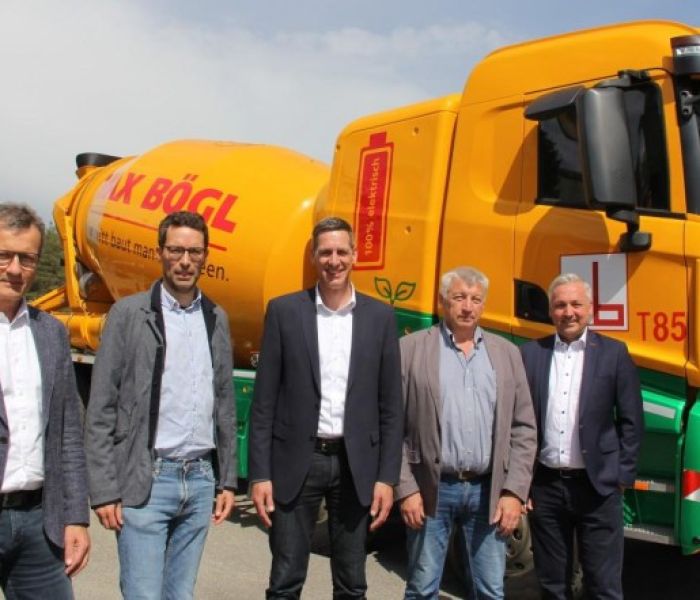 Bild von links: Richard Honig, Leiter Max Bögl Transport & Geräte. (Foto: Firmengruppe Max Bögl. Jürgen Kotzbauer)