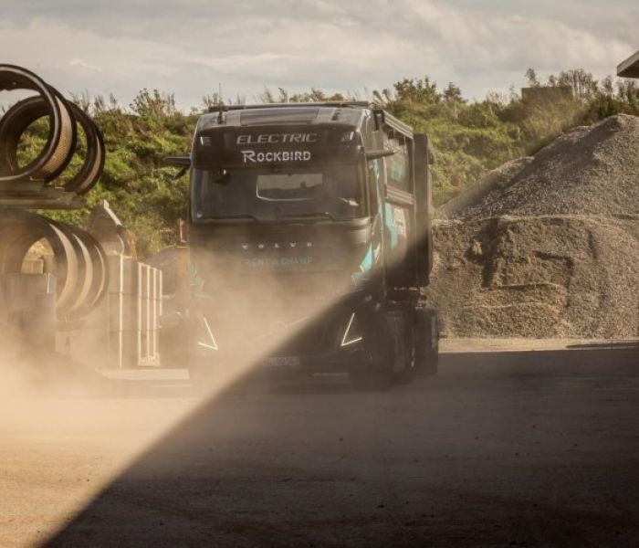 Die Firma ROCKBIRD hat den Volvo FH Aero Electric 6x2 mit dem Hiab (Foto: copyright richard kienberger)